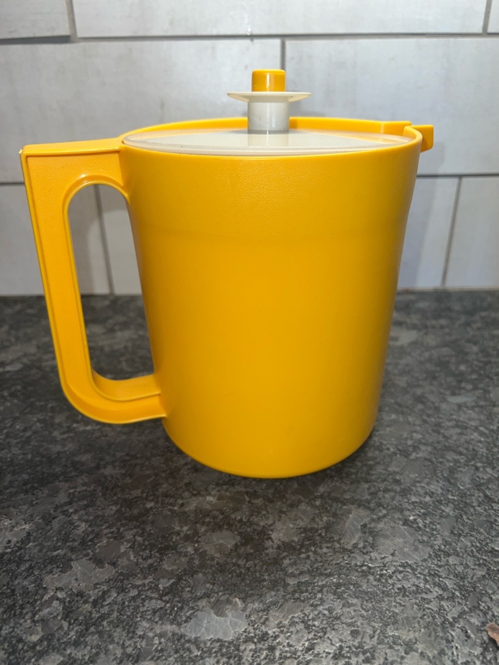 Tupperware 1 1-2 qt Yellow Plastic Pitcher with Lid and Handle - Exc Condition.